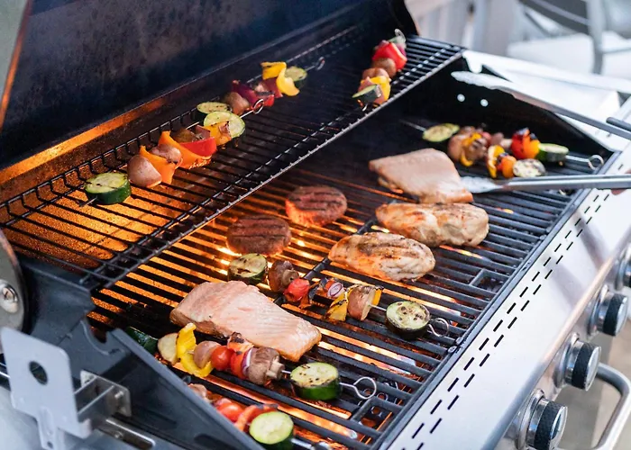 Kid Friendly Park Arcade Fenced Yard Firepit Grill Holiday home Winston-Salem