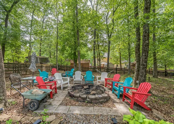 Kid Friendly Park Arcade Fenced Yard Firepit Grill Holiday home